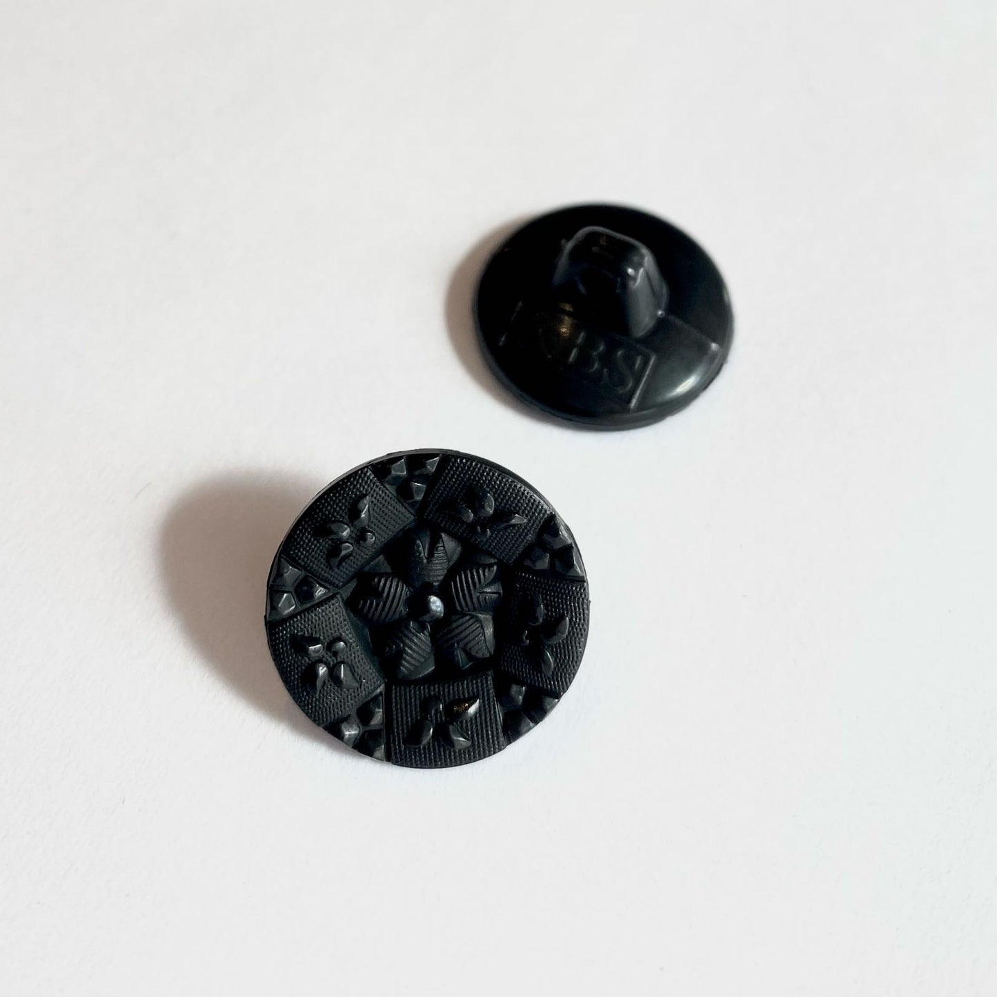 Black button with flowers 18 mm