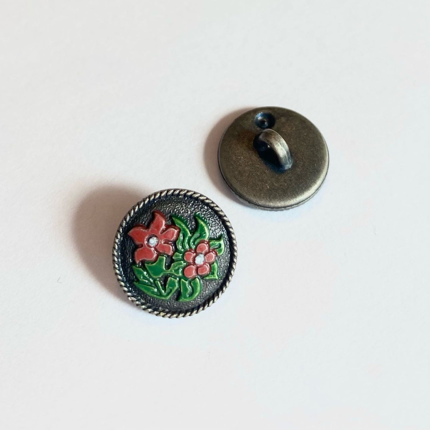 Plastic button with flowers 15 mm