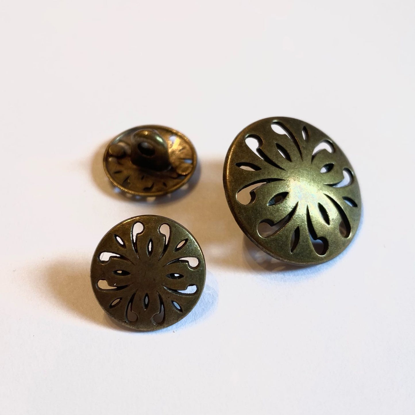 Metal button with hole pattern 15-22 mm