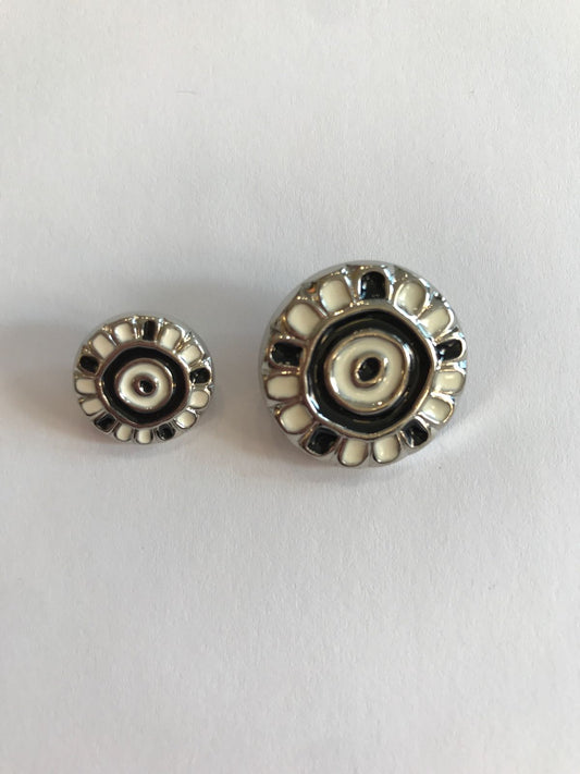 Silver button with pattern 15-22 mm