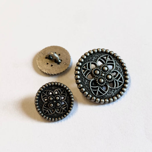 Metal button with pattern 15-22 mm