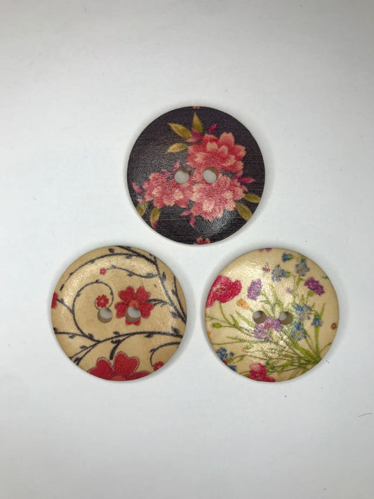 Wooden button w/ flowers 30 mm