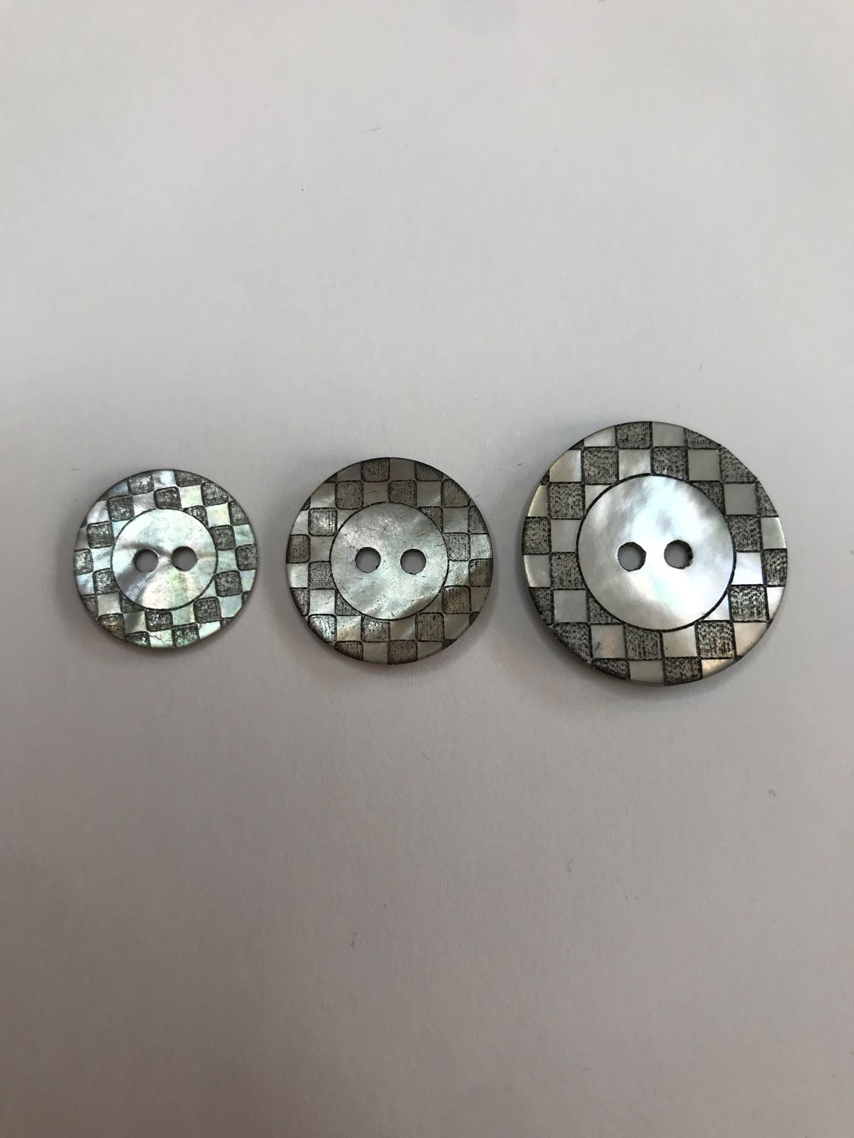 Mother of pearl button with pattern 15-23 mm