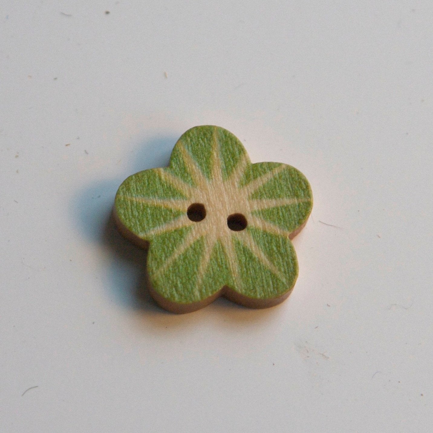 Wooden button flower 17 mm