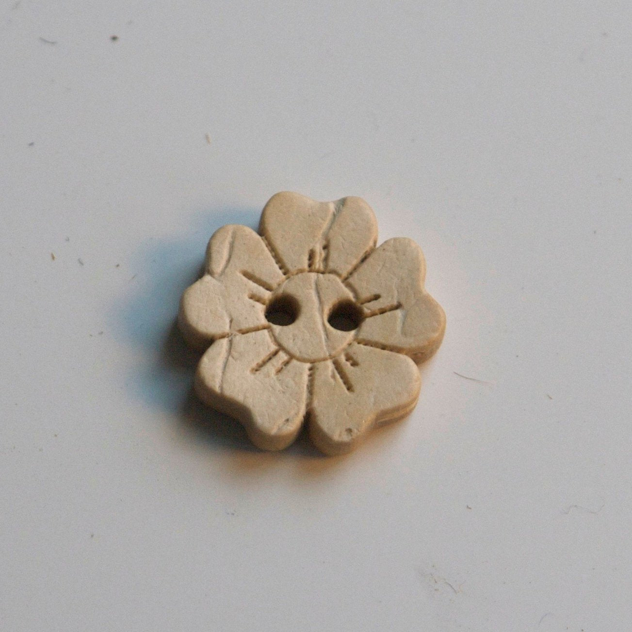 Wooden button flower 15 mm