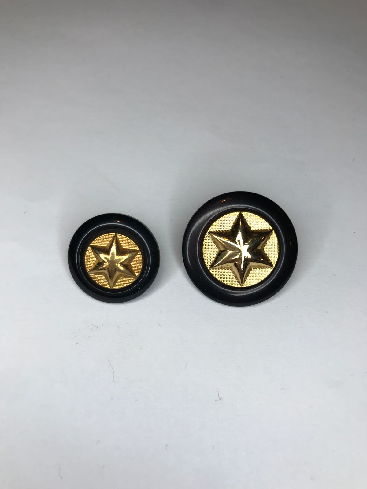 Plastic button with gold star 17-22 mm