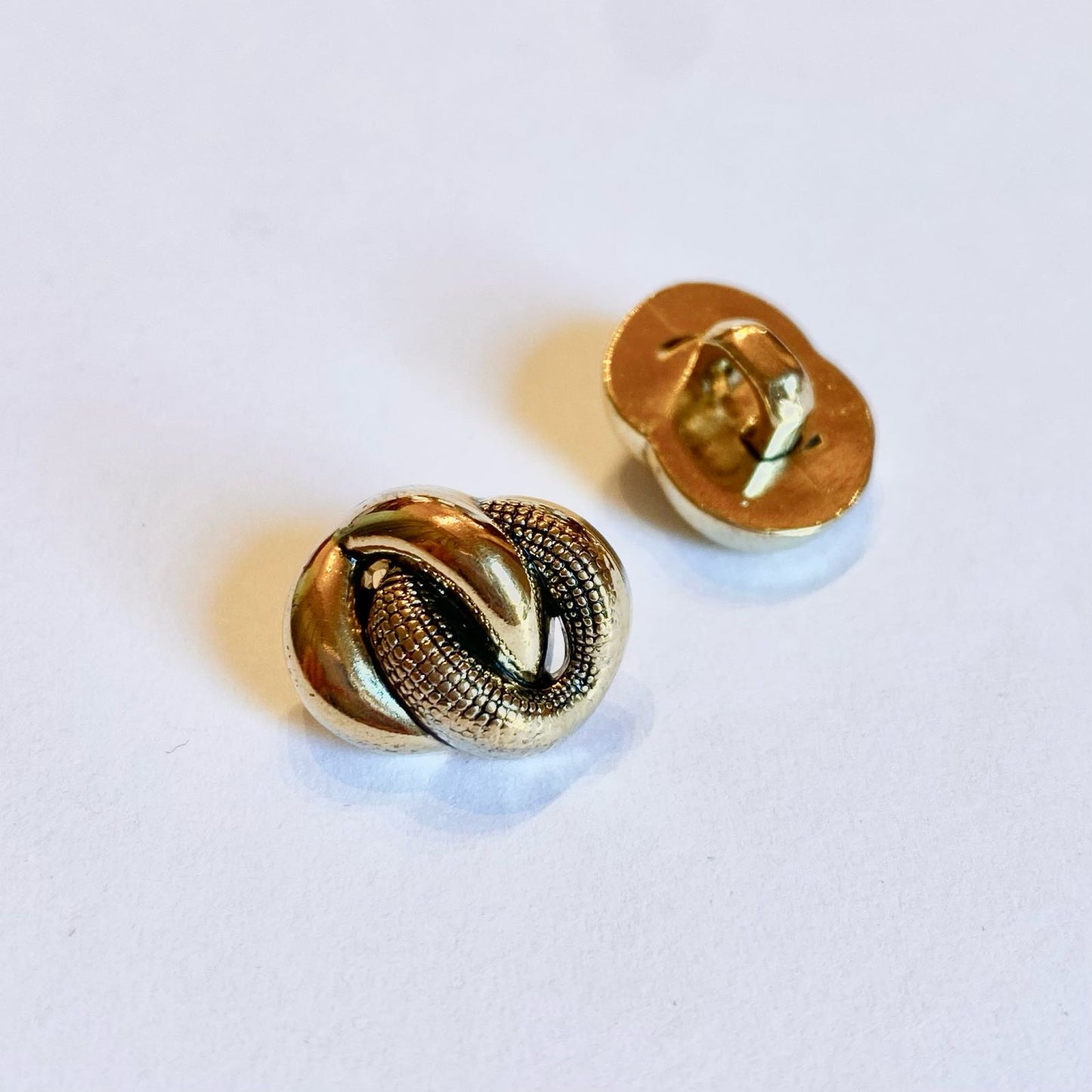 Gold button knot 16 mm