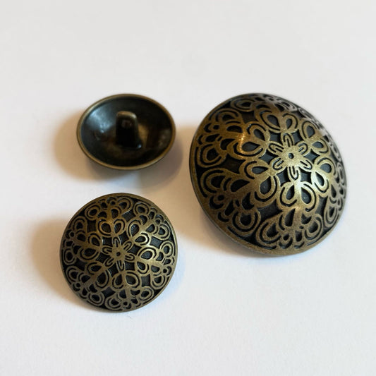 Metal button with pattern 20-32 mm