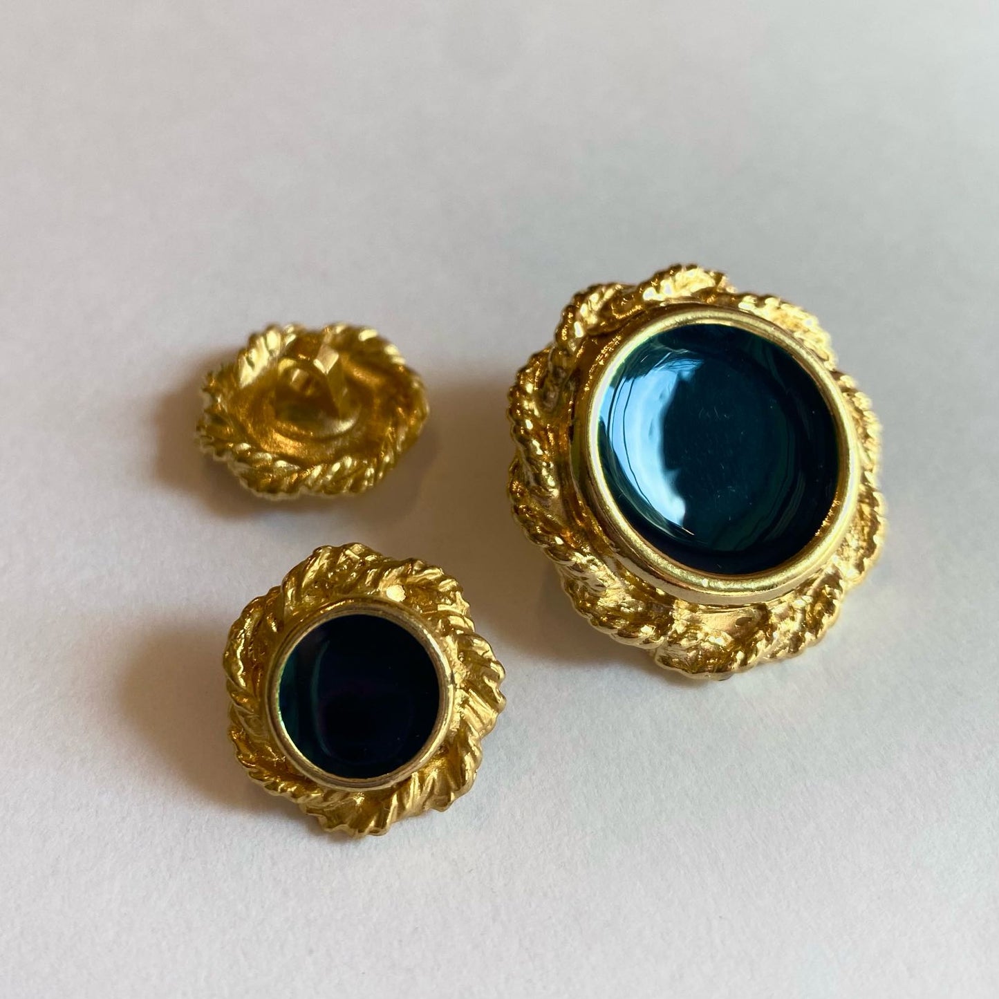 Gold button with enamel 15-25 mm