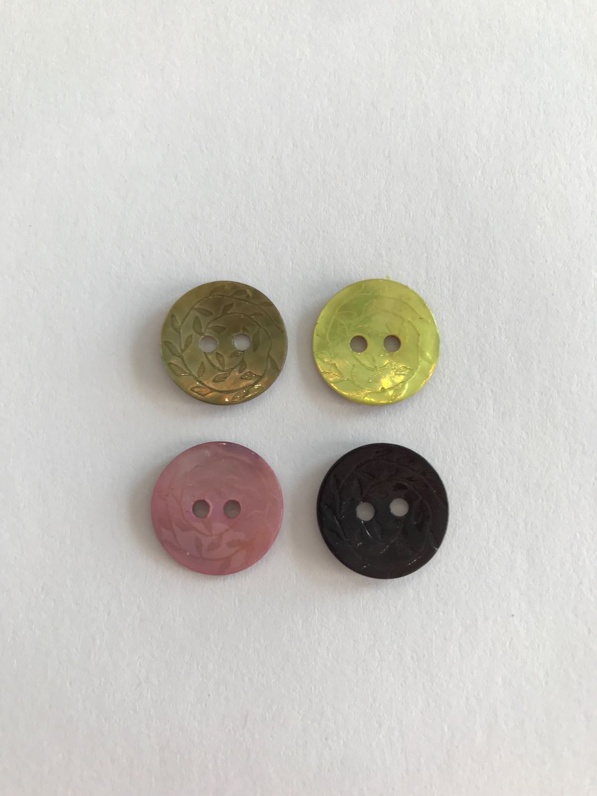 Mother of pearl button with pattern 15 mm