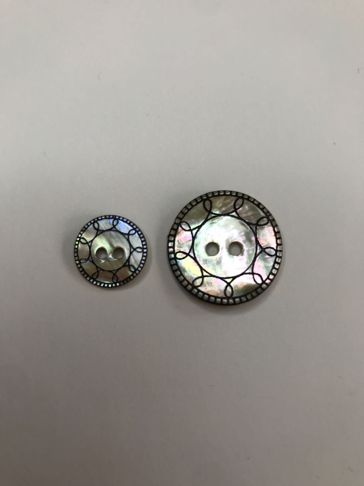 Mother of pearl button with pattern 12-20 mm