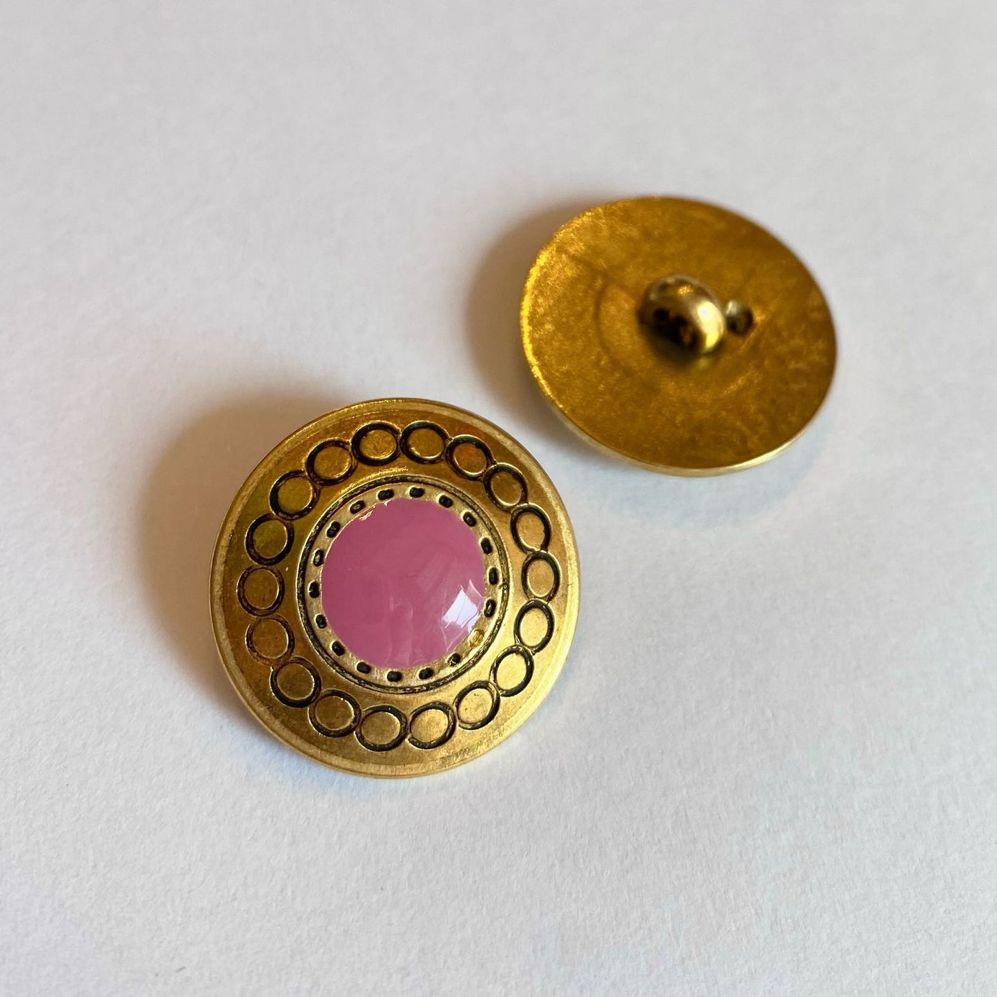 Gold button with pink center 20 mm