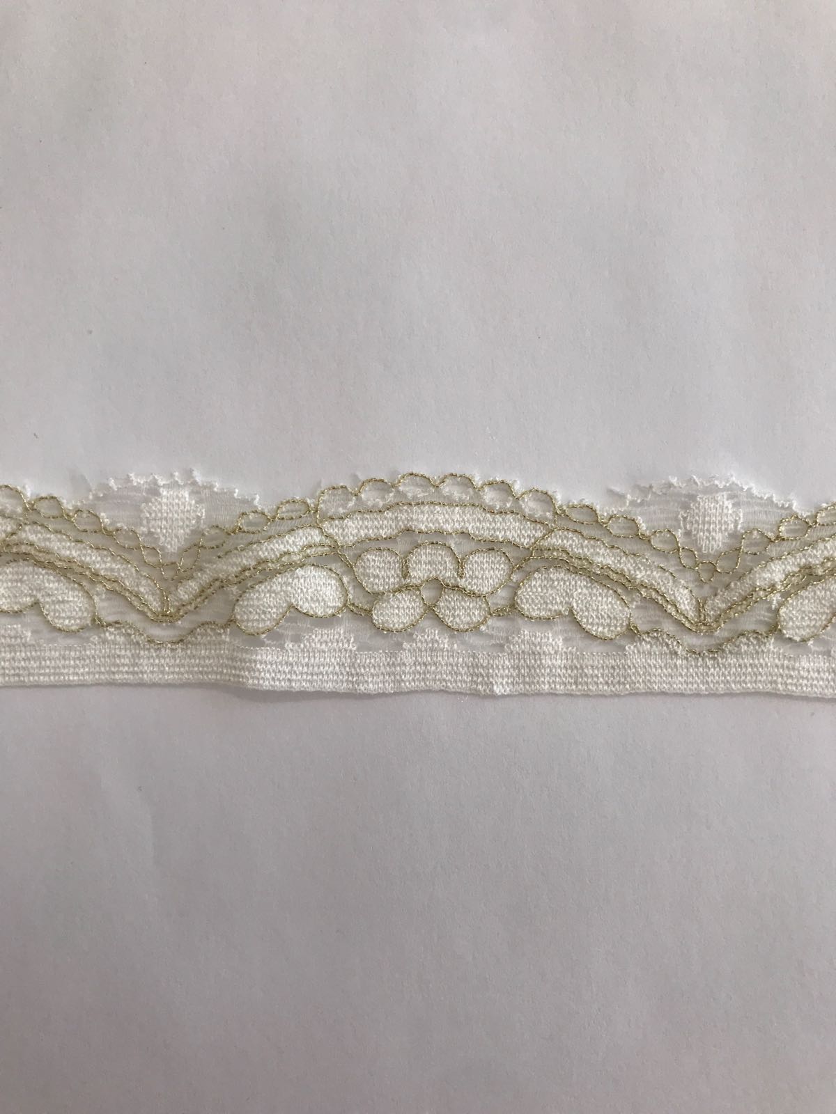 Stretch lace with gold 28 mm