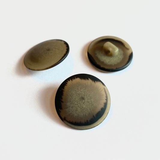 Horn look plastic button 20 mm