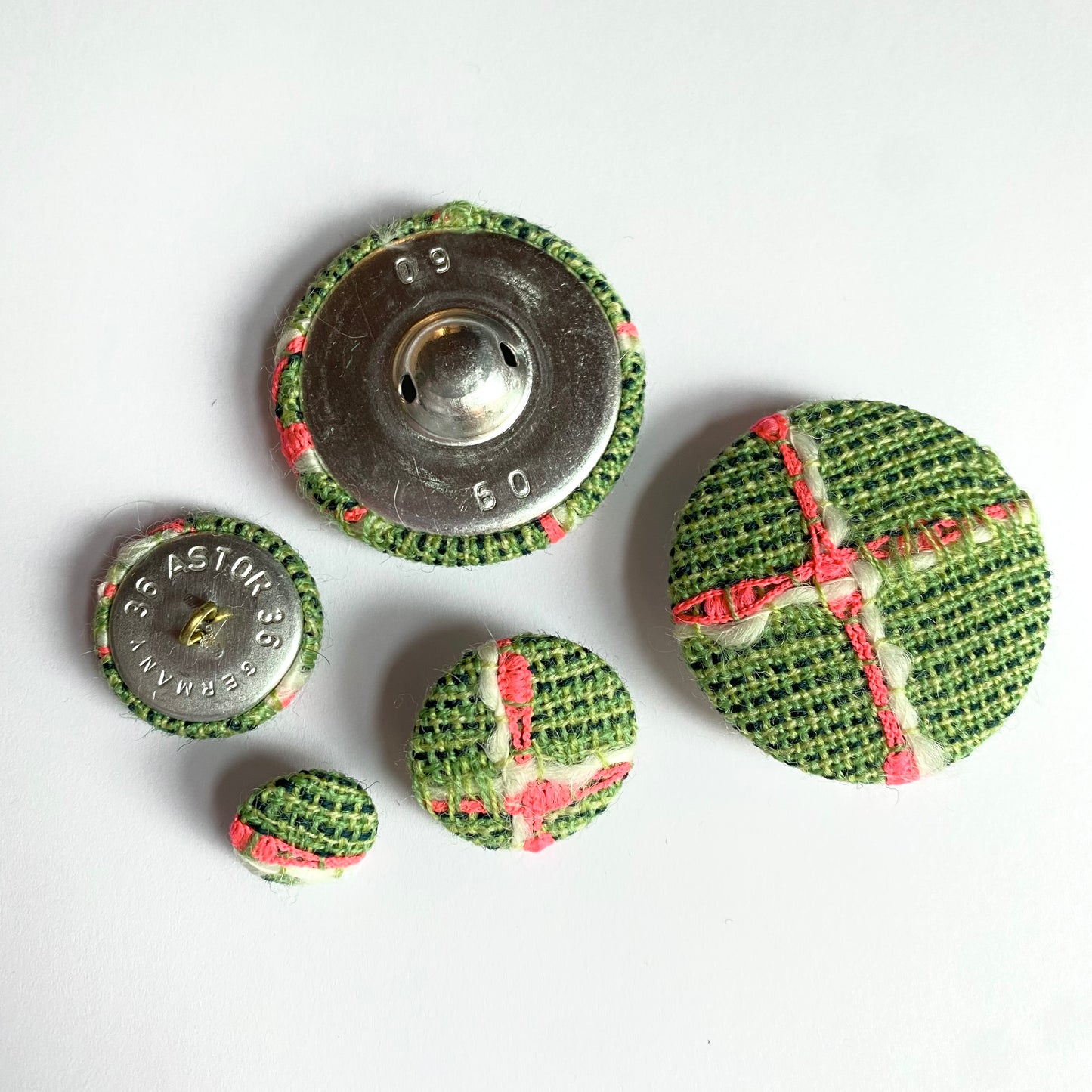 Fabric-covered button 15-40 mm