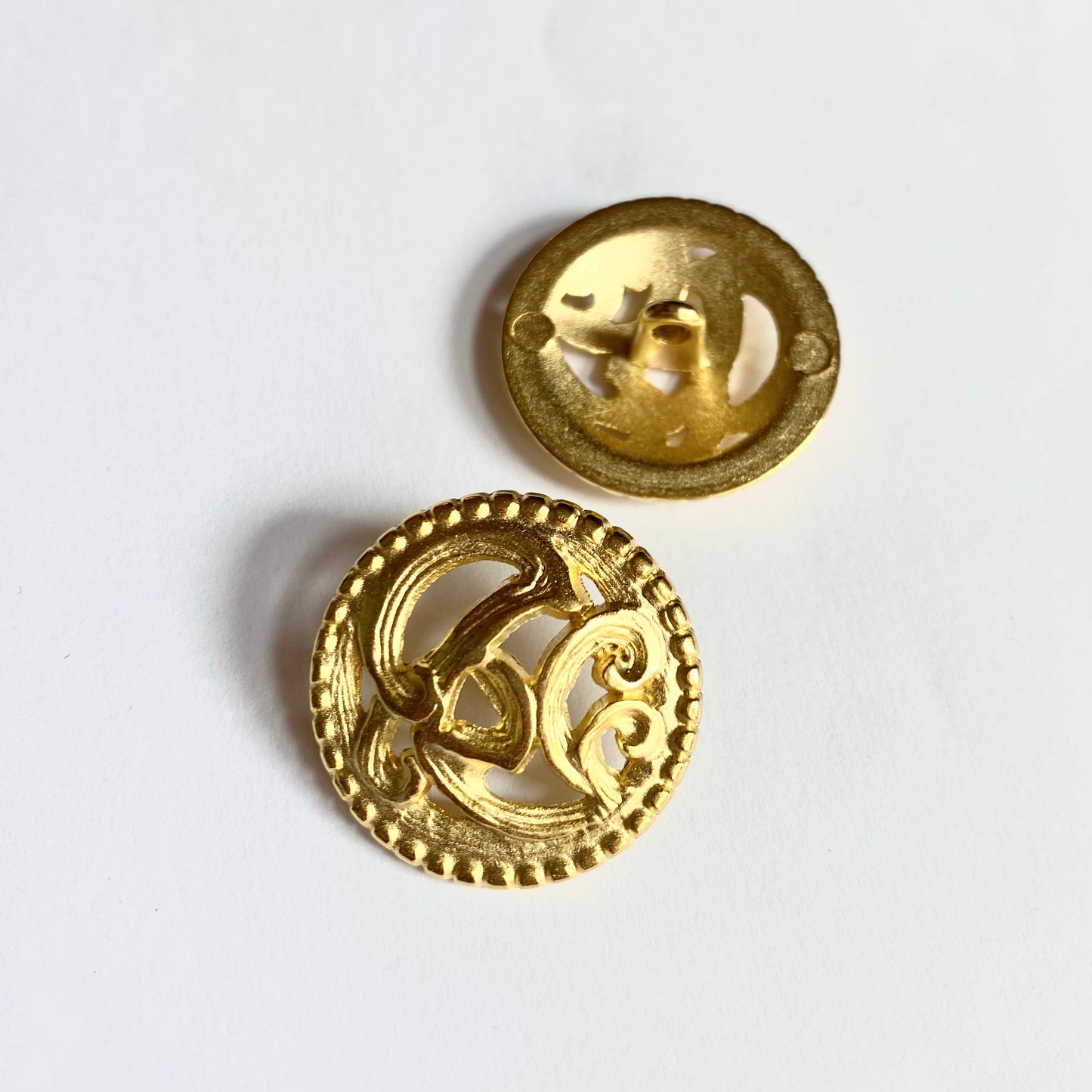 Gold button with pattern 23 mm