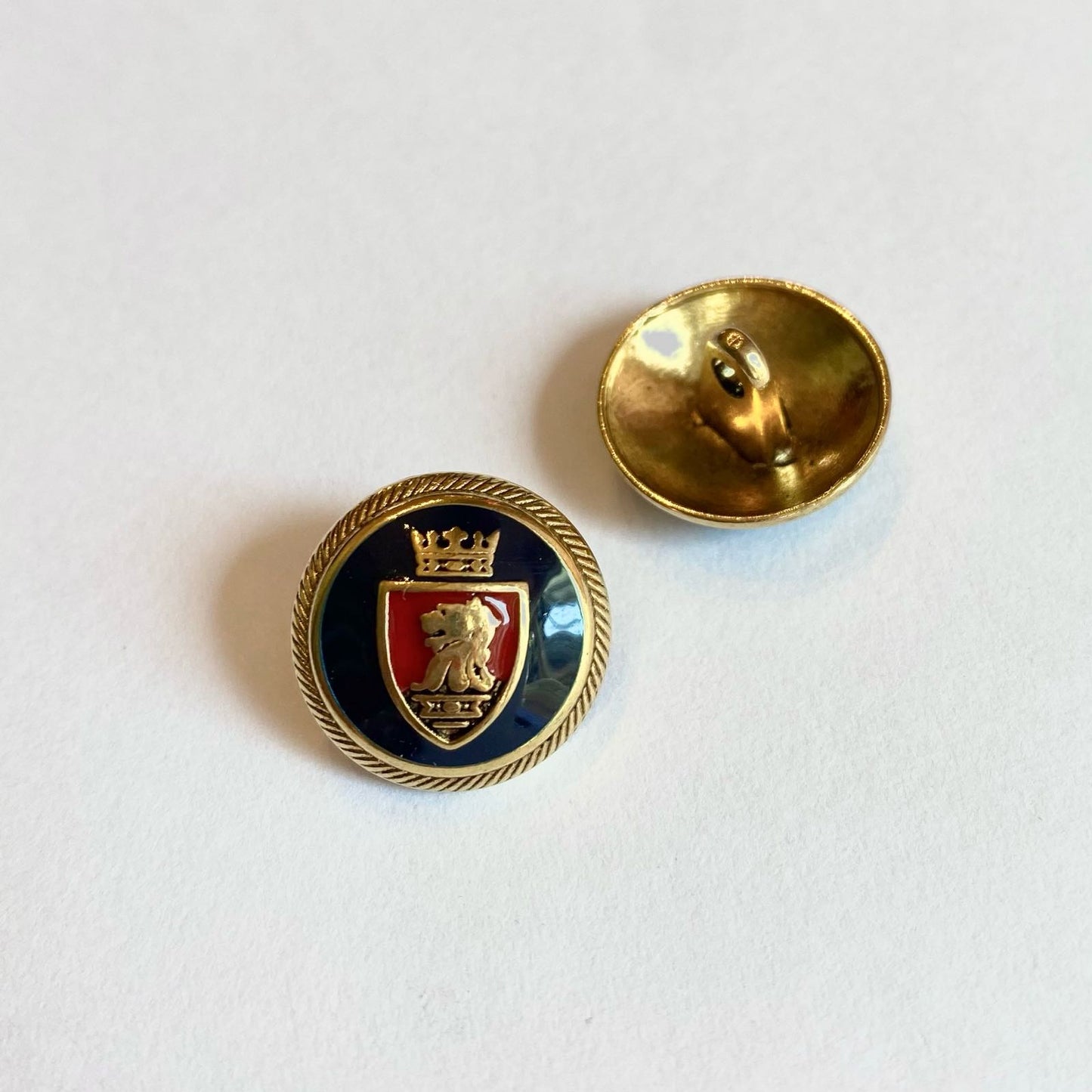 Gold button with coat of arms 15 mm