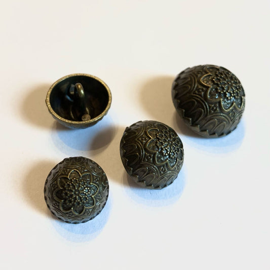 Metal button with pattern 15-22 mm