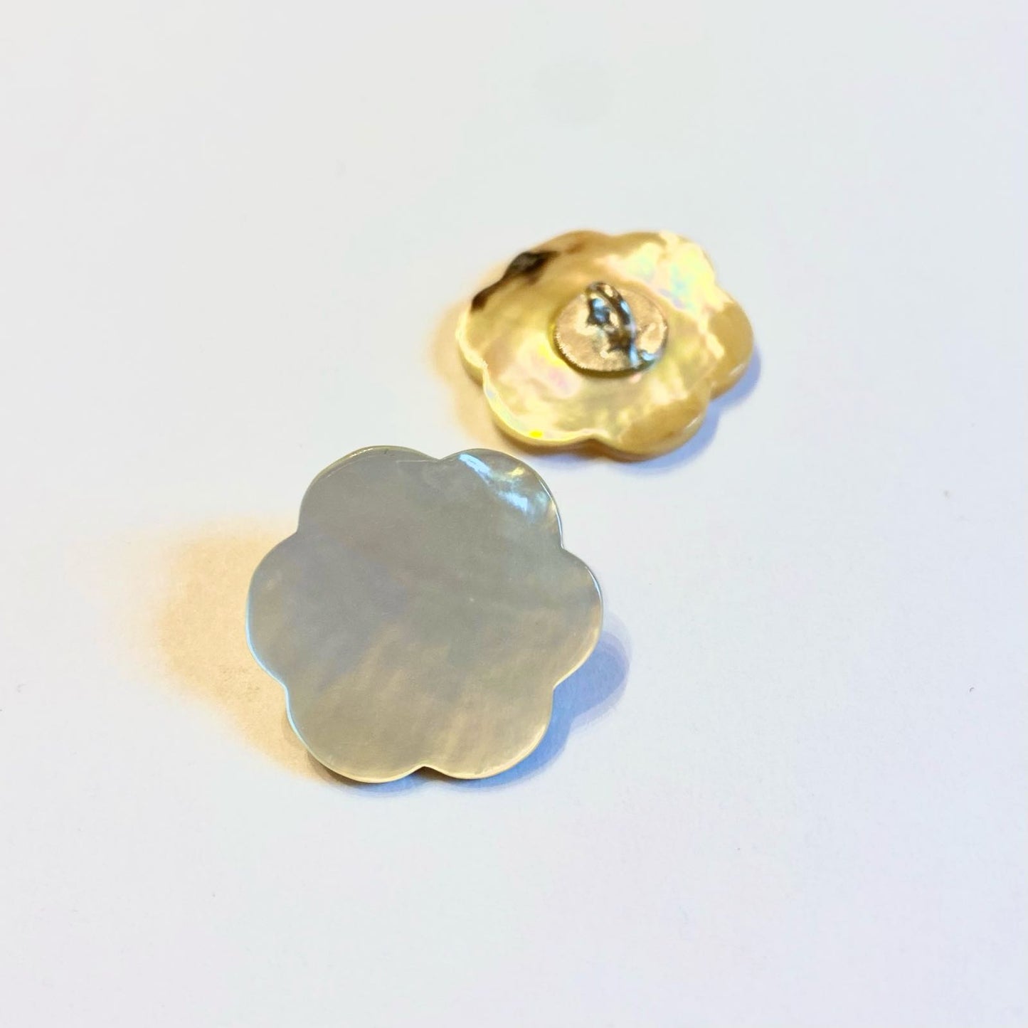 Mother of pearl button flower 19 mm