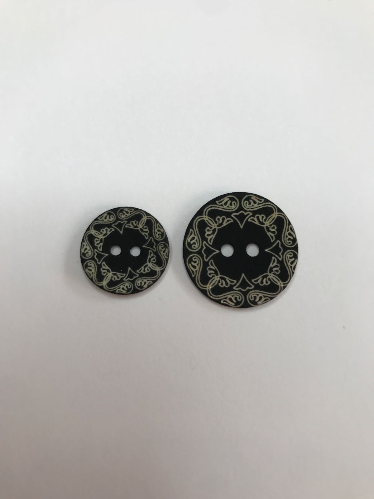 Mother of pearl button with pattern 15-20 mm